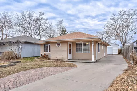 214 N 40th St, Council Bluffs, IA 51501