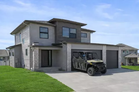 202 Augusta Dr, Treynor, IA 51575