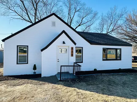 414 S Chautauqua Ave, Oakland, IA 51560