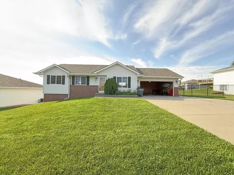 203 Hickory Ridge Ln, Glenwood, IA 51534