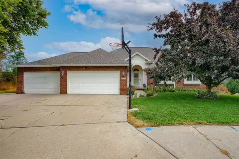 1525 Berwick Cir, Council Bluffs, IA 51503
