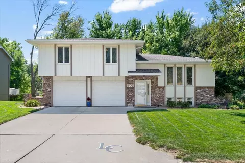 202 Redbud Ln, Council Bluffs, IA 51503