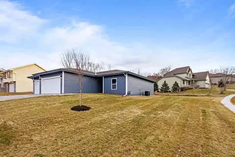 1314 Silver Ln, Crescent, IA 51526