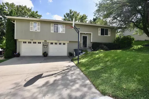 206 Hillsdale Dr, Treynor, IA 51575