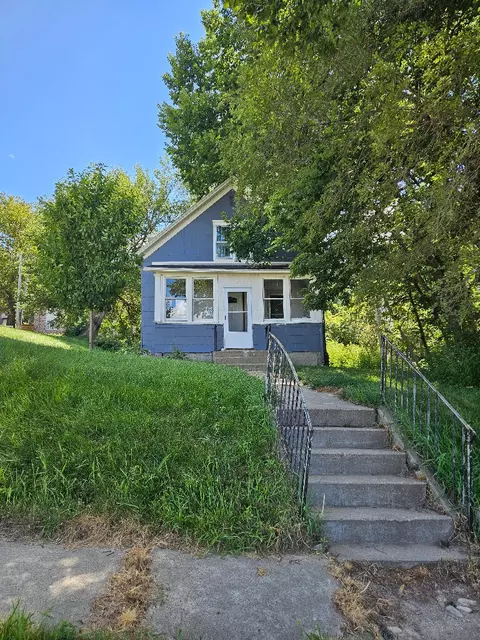 405 Oakland Ave, Oakland, IA 51560