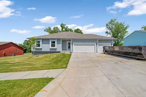 1317 Silver Ln, Crescent, IA 51526