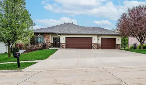 302 East View Dr, Council Bluffs, IA 51503
