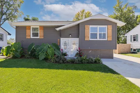 1207 Cachelin Dr, Carter Lake, IA 51510