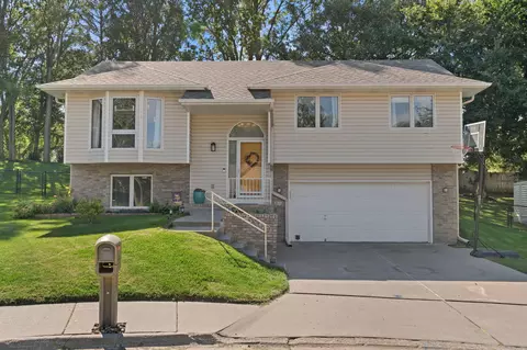 212 Woodcliff Cir, Council Bluffs, IA 51503