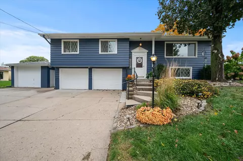305 Meadow Ln, Council Bluffs, IA 51503