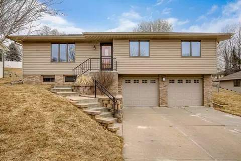 116 Sunny Ridge Dr, Council Bluffs, IA 51503