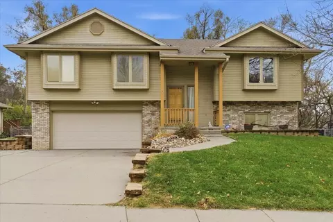 733 Parkwild Dr, Council Bluffs, IA 51503