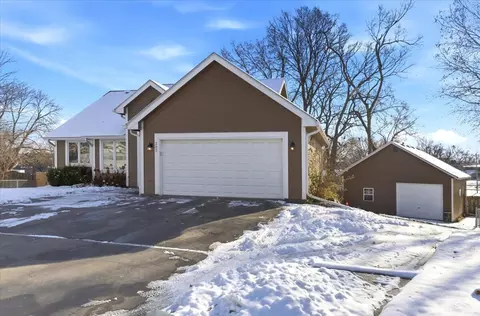 202 Woodbury Cir, Council Bluffs, IA 51503