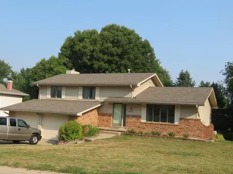 225 Kingsridge Dr, Council Bluffs, IA 51503