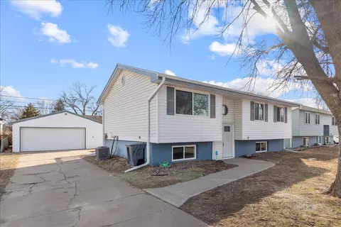 1105 Willow Dr, Carter Lake, IA 51510