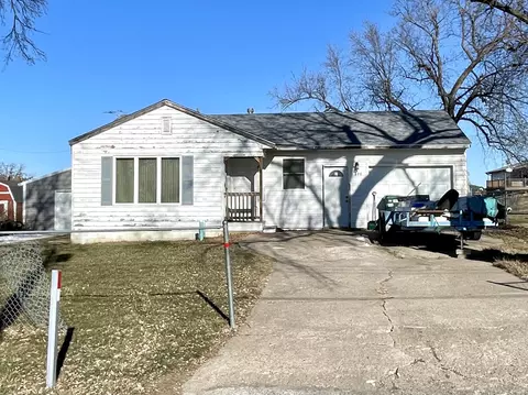 808 Scenic Cir, Oakland, IA 51560