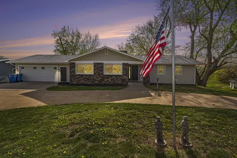 57020 221st St, Glenwood, IA 51534