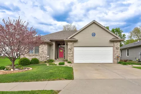 201 Woodcliff Cir, Council Bluffs, IA 51503