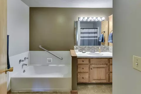 Bath - 534 Vine St, Carson, IA 51525 photo 2 of 4