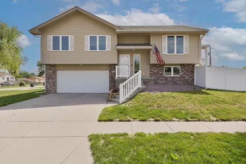 715 N 29th St, Council Bluffs, IA 51501