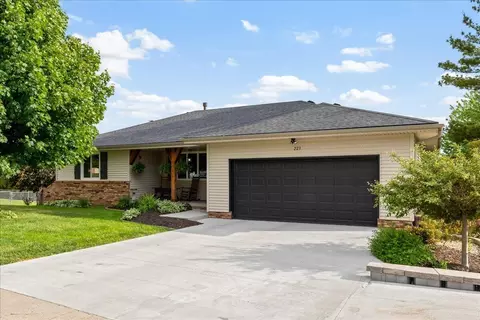 223 Ridgewood Dr, Council Bluffs, IA 51503