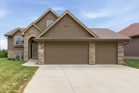 910 Key Cir, Carter Lake, IA 51510