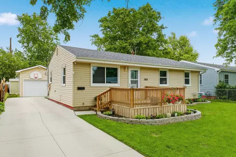1202 Silver Ln, Carter Lake, IA 51510