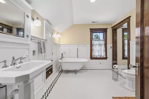 Bath - 202 Bella St, Irwin, IA 51446 photo 3 of 5
