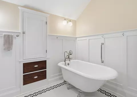 Bath - 202 Bella St, Irwin, IA 51446 photo 5 of 5