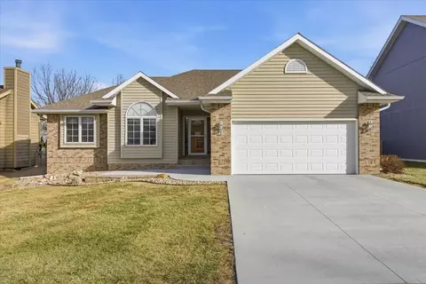 327 E Ferndale Dr, Council Bluffs, IA 51503