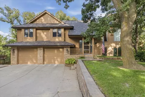 825 Timbercrest Dr, Council Bluffs, IA 51503