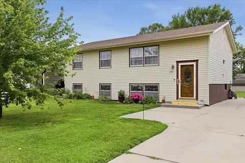 3003 Rawlins Dr, Council Bluffs, IA 51501