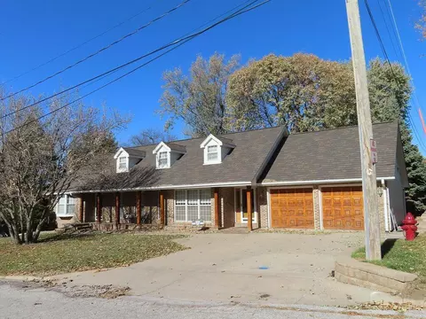 846 S Scenic Dr, Oakland, IA 51560