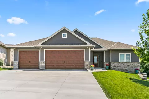 1429 S Larchmont Dr, Council Bluffs, IA 51503