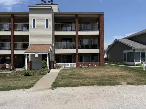 28 Lakeshore Ct, Council Bluffs, IA 51501