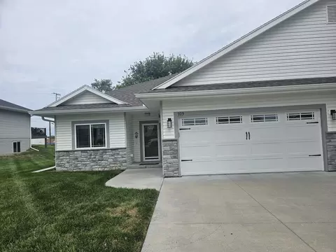 109 S Vine St, Glenwood, IA 51534