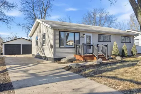 4326 N 15th St, Carter Lake, IA 51510