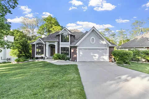 346 Golden Oaks Dr, Council Bluffs, IA 51503