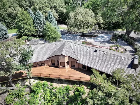 30238 Nixon Dr, Honey Creek, IA 51542