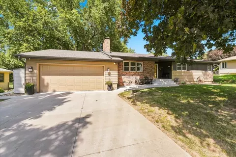 19906 Northern Pine Rd, Council Bluffs, IA 51503