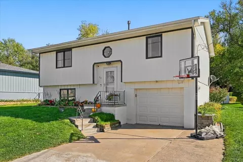 24 Countryside Dr, Treynor, IA 51575