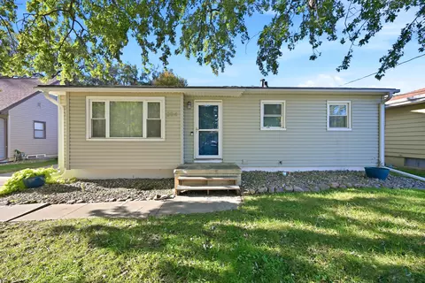 204 Crestmont Dr, Council Bluffs, IA 51503
