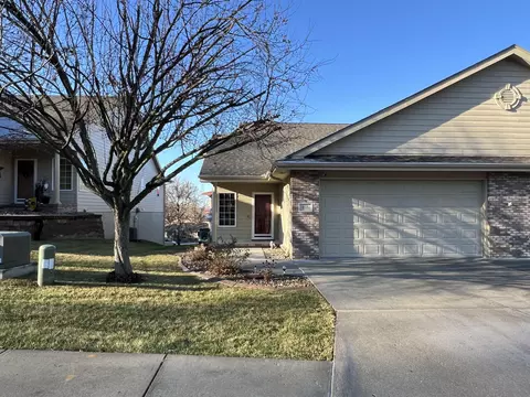 102 Greenview Cir, Council Bluffs, IA 51503