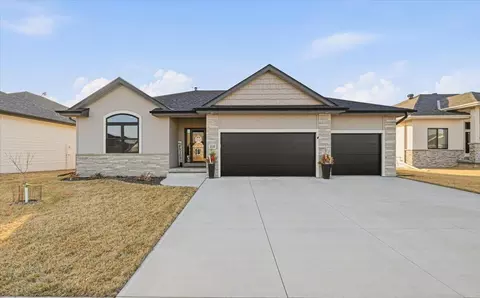 210 Augusta Dr, Treynor, IA 51575