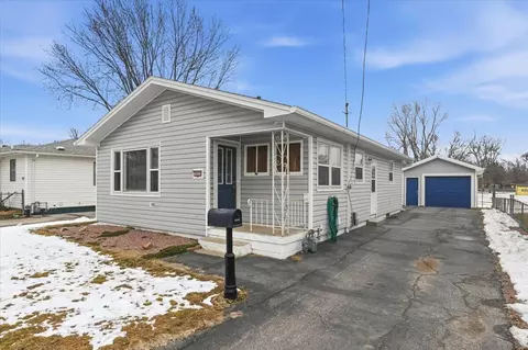 1021 N 28th St, Council Bluffs, IA 51501
