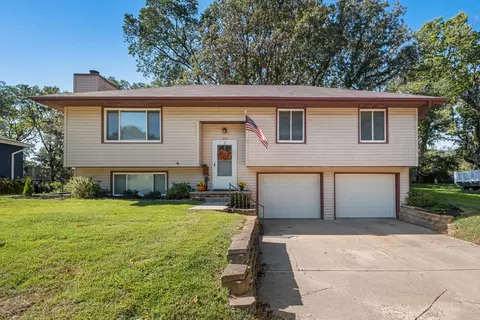 216 Red Bud Ln, Council Bluffs, IA 51503