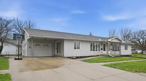47 6th St, Woodbine, IA 51579
