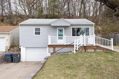 1557 Sunset Dr, Council Bluffs, IA 51503