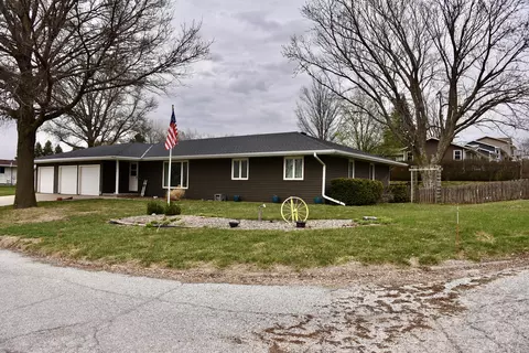717 Schueman Ct, Oakland, IA 51560
