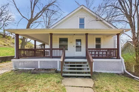32 Park Cir, Council Bluffs, IA 51503